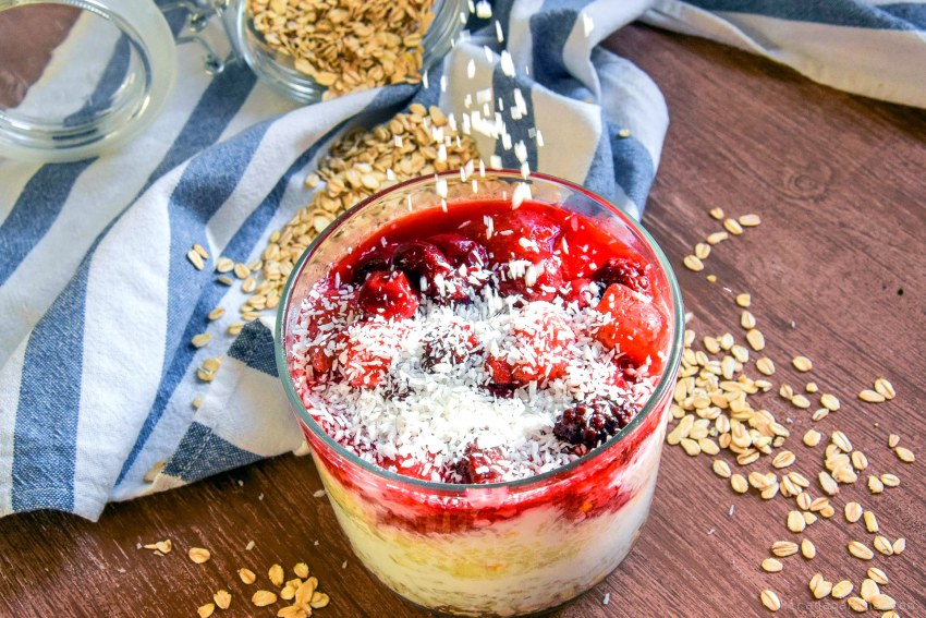 Ленивая овсянка с клубникой