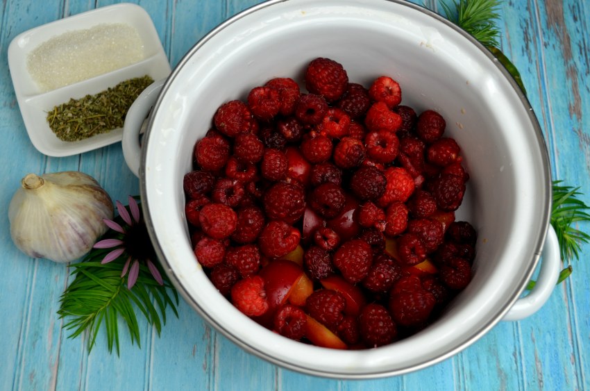 Бисквитный торт с клубникой