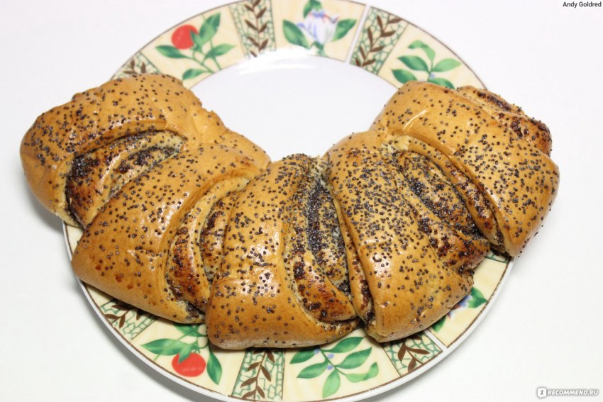 Рулет с маком на белом фоне