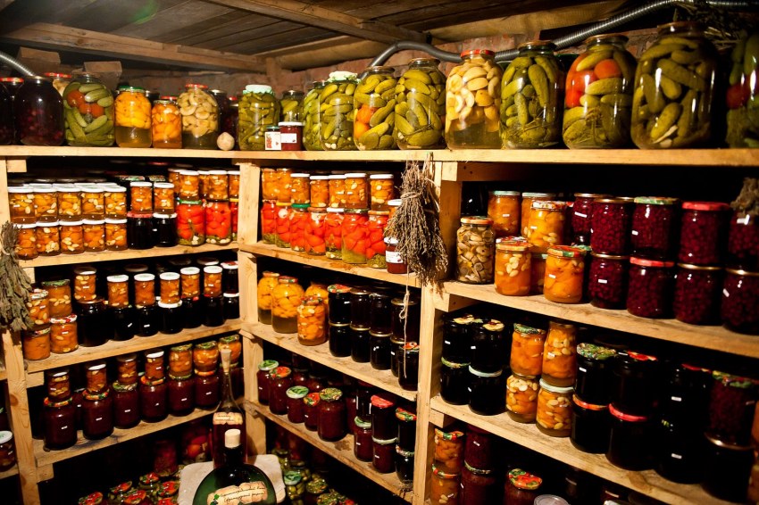 Погреб с соленьями