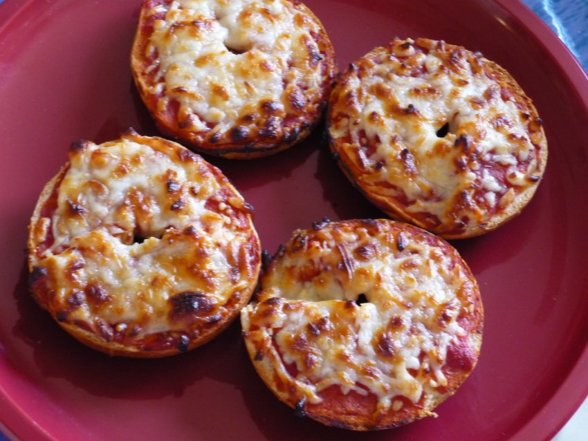 Мини пицца с колбасой