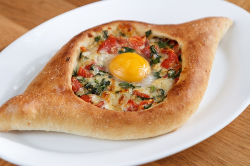 Хачапури по-аджарски с томатами