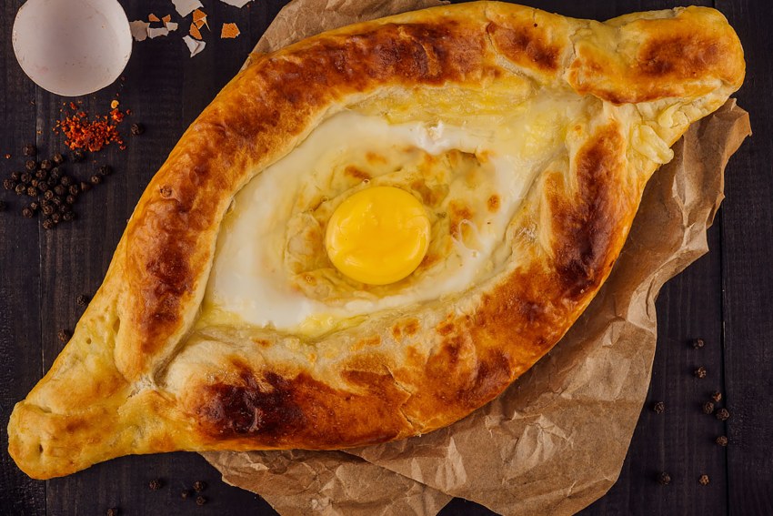 Хачапури по аджарски с грибами и сыром