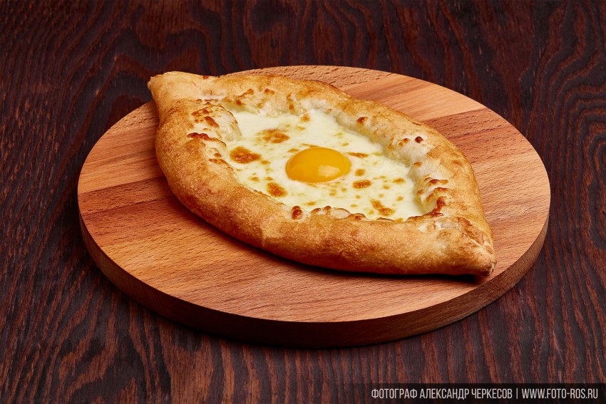 Хачапури по-аджарски с бастурмой