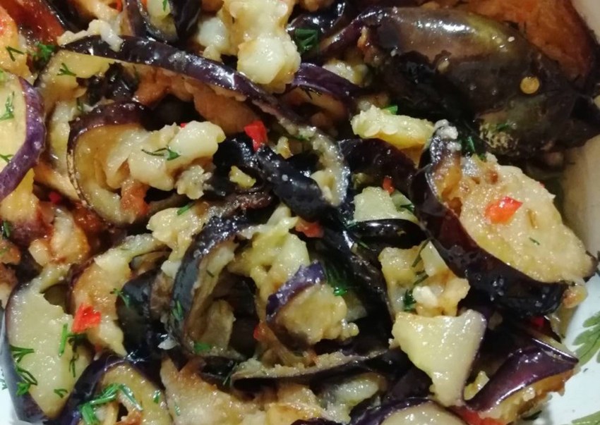 Салат из баклажанов с яйцом