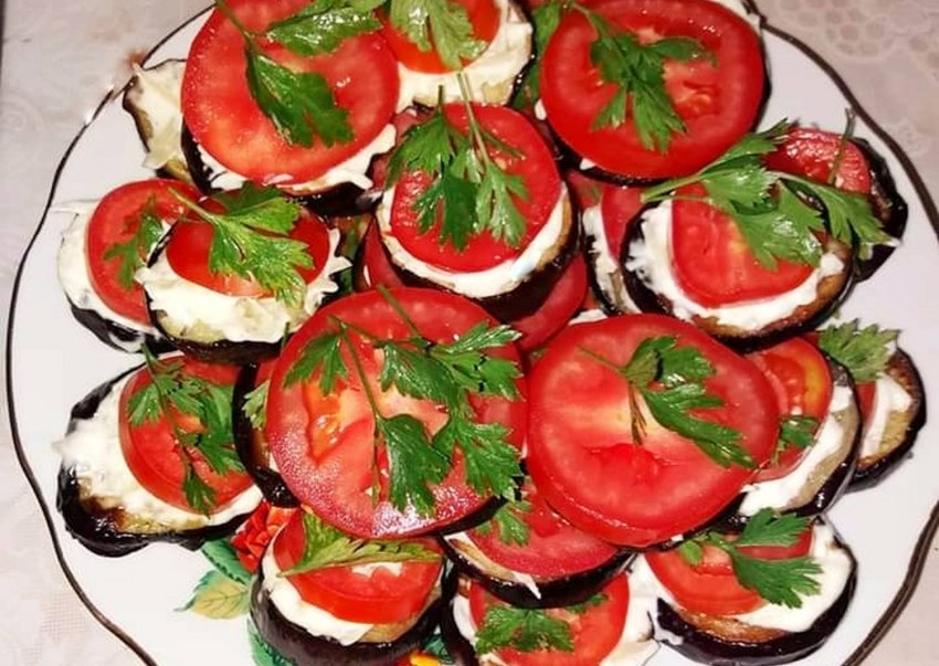 Салат из баклажанов с яйцом и луком