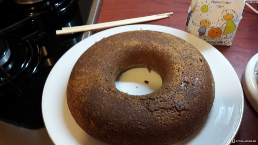 Коричневое пирожное посыпанное пудрой