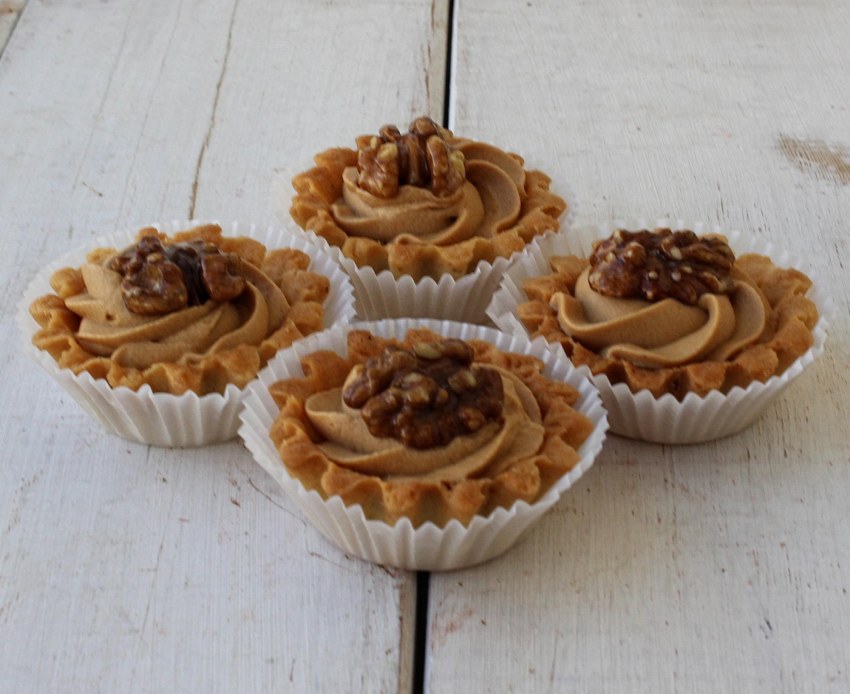 Корзинка со сгущенкой и орехами