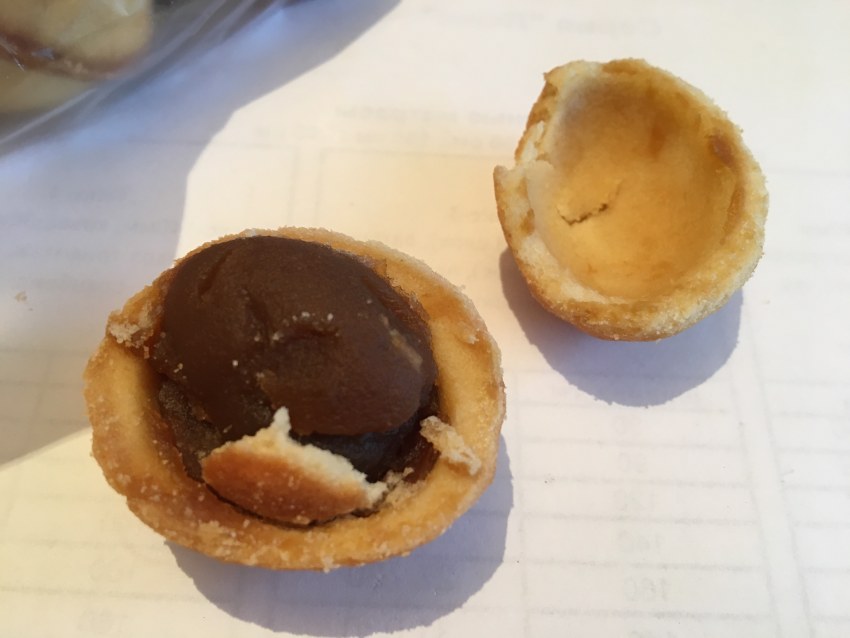 Тарталетки с карамелью и орехами