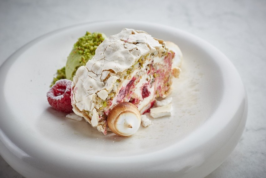 Фисташковый меренговый рулет