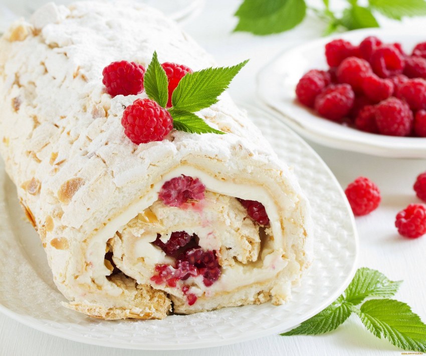 Меренговый рулет с малиной и фисташками