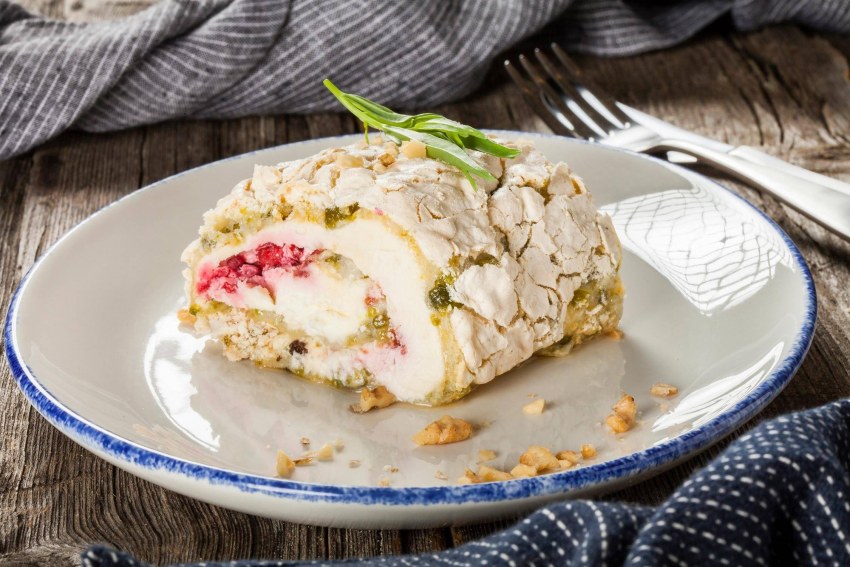 Миндальный меренговый рулет