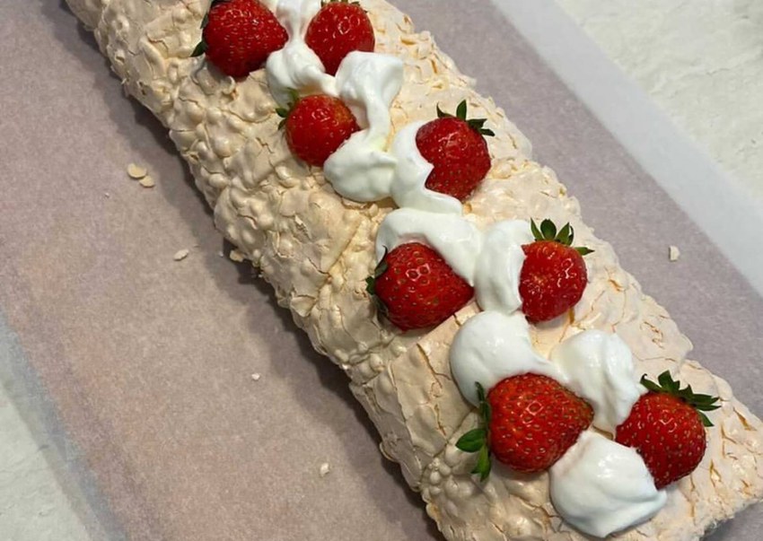 Меренговый рулет с малиной