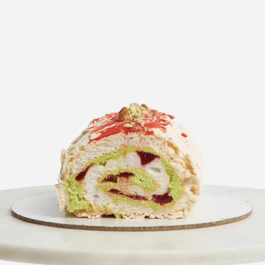 Меренговый рулет с малиной