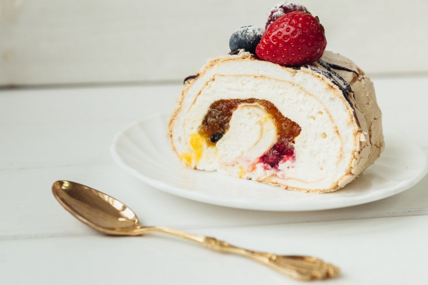 Меренговый рулет украшенный ананасом