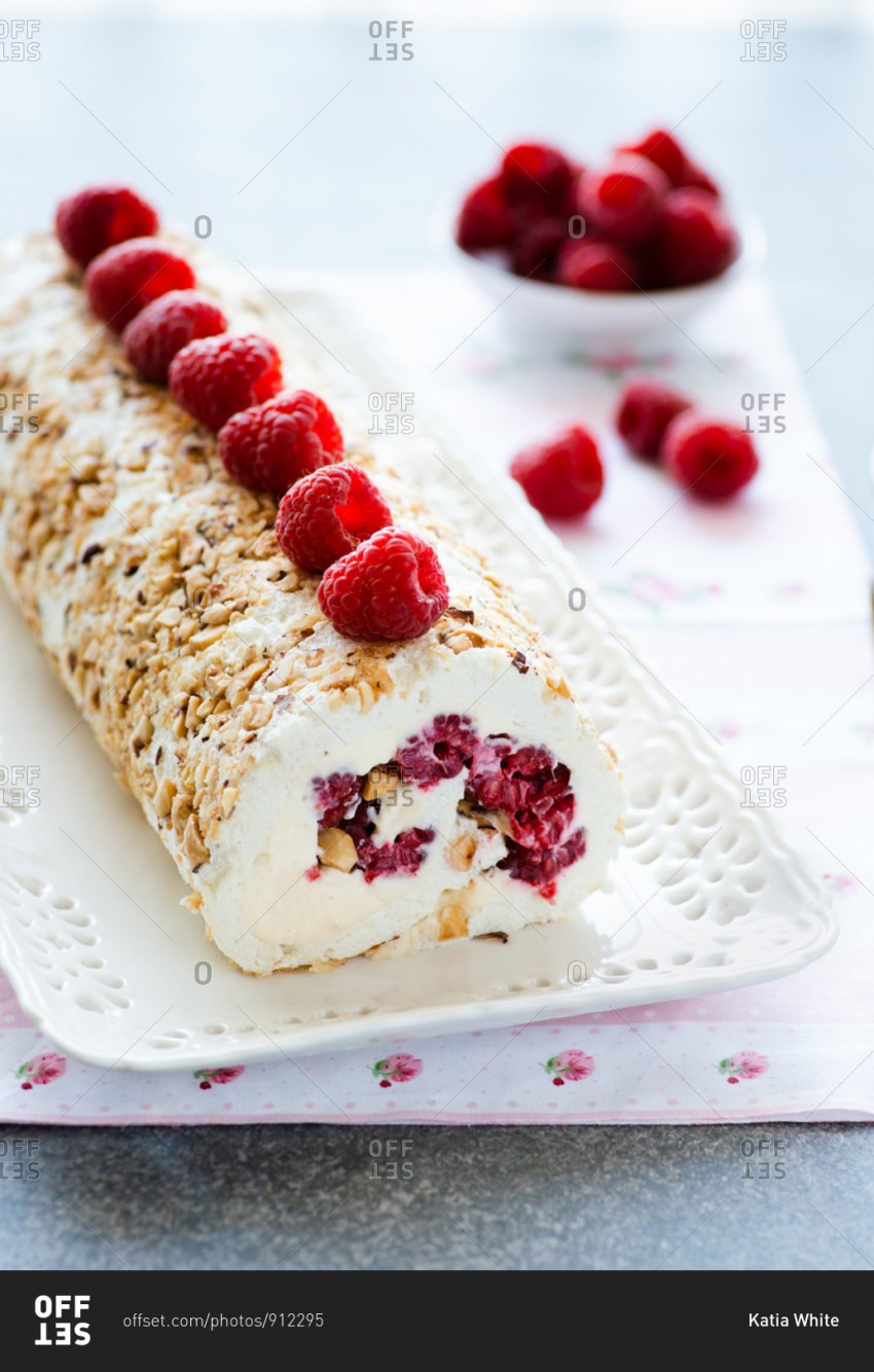 Меренговый рулет со сливочным кремом