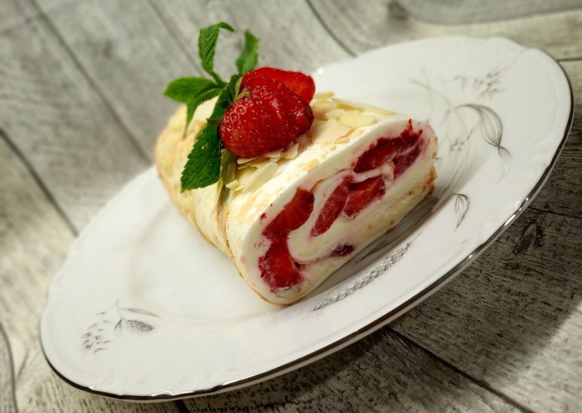 Малиновый меренговый рулет