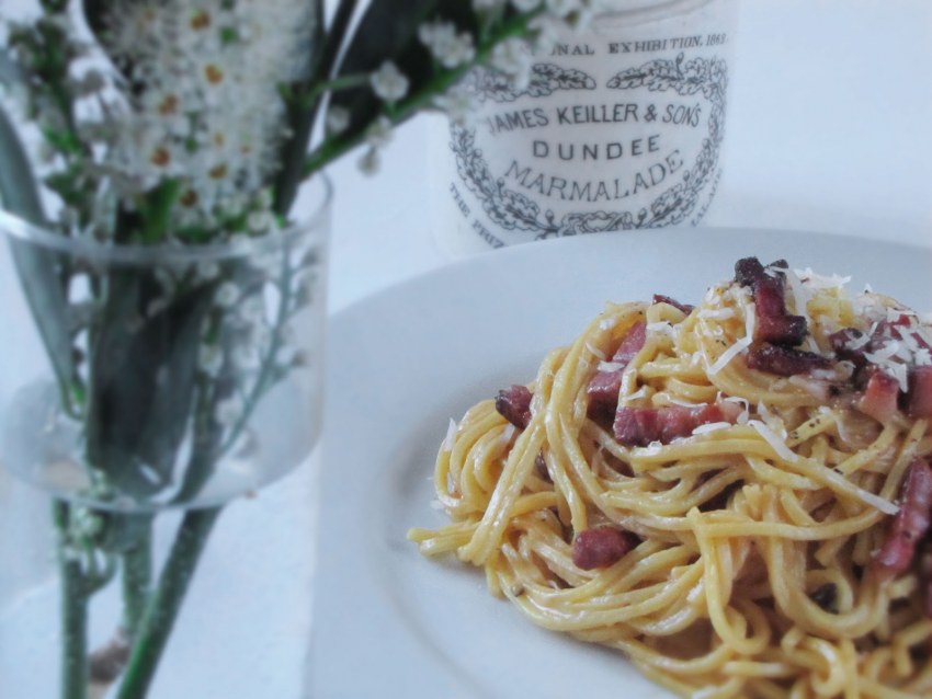 Макароны с беконом и сыром и яйцами