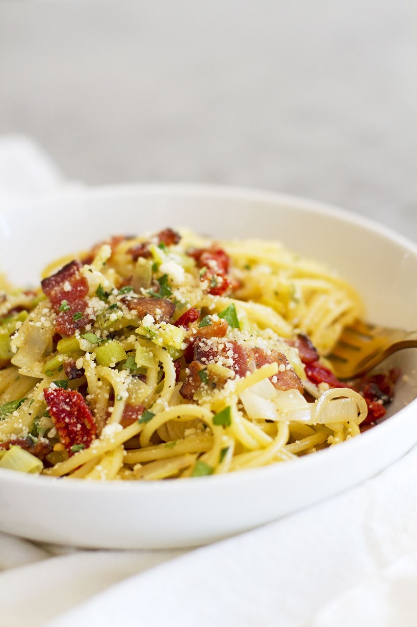 Паста карбонара с колбасой