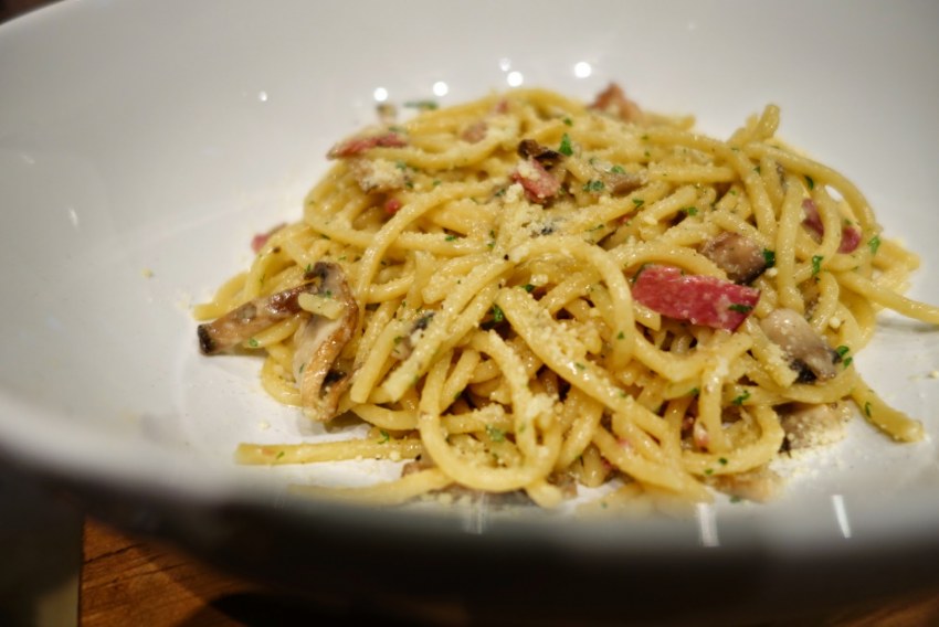 Паста карбонара в головке сыра