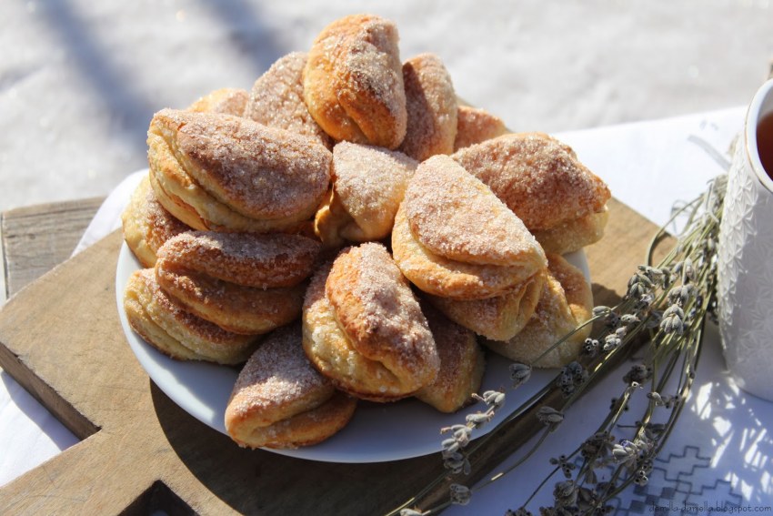 Выпечка из слоёного теста с вареньем