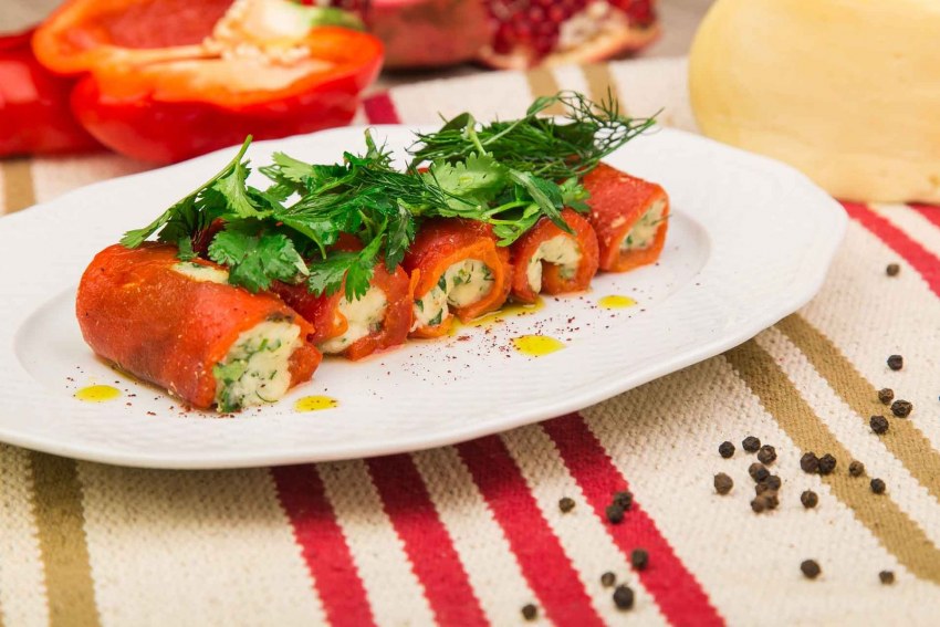 Рулетики из печеного перца