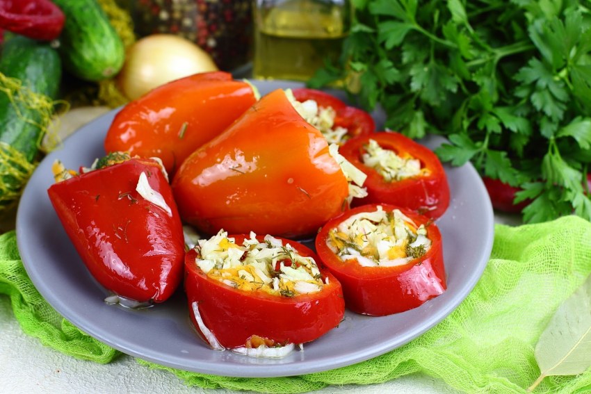 Фаршированные половинки перца