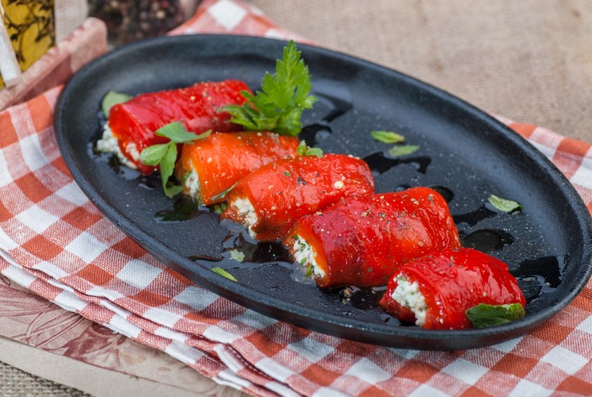 Рулетики из печеного перца с сыром