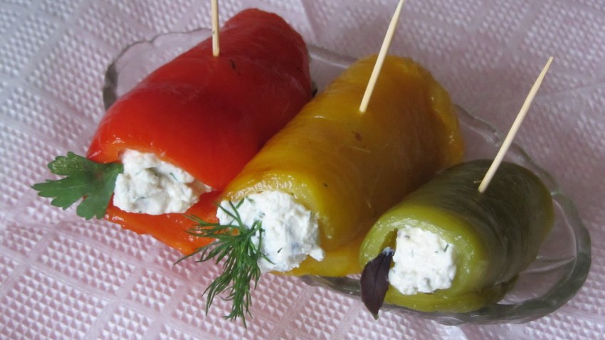 Рулетики из печеного перца