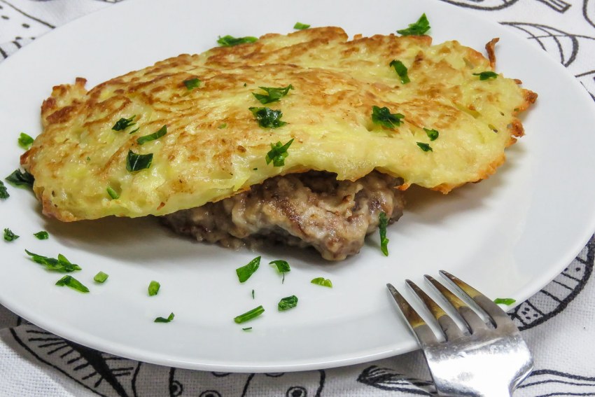 Запечённое мясо в картофельной шубке