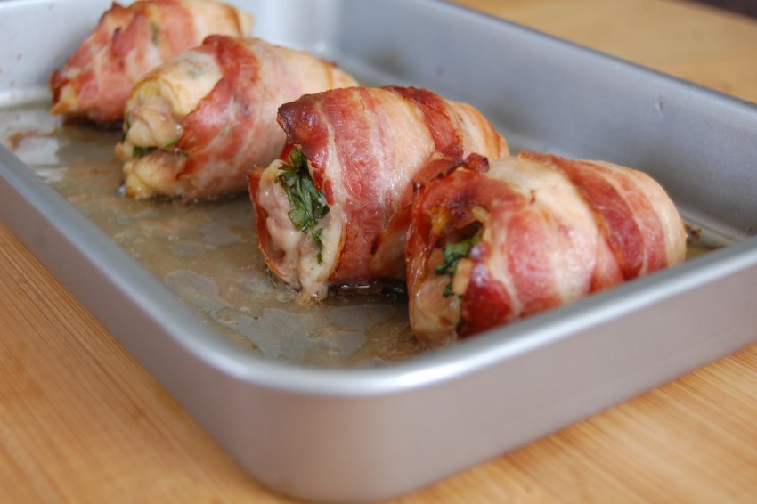 Куриный рулет в беконе в духовке