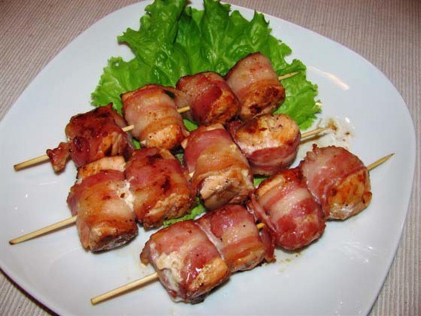 Шашлык из куриного филе в беконе