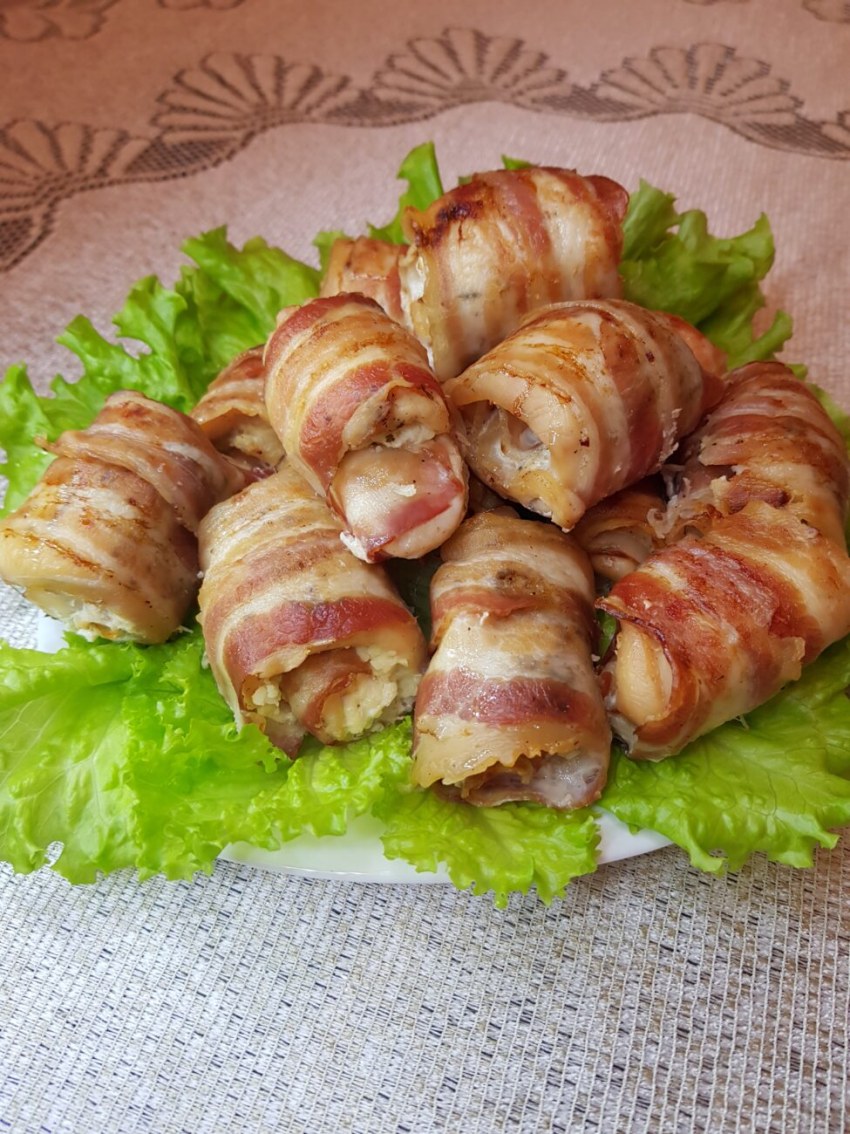 Куриные рулетики в беконе с сыром