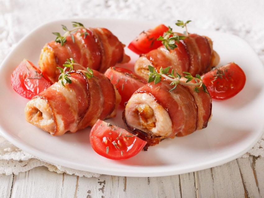 Рулетики из индейки в беконе