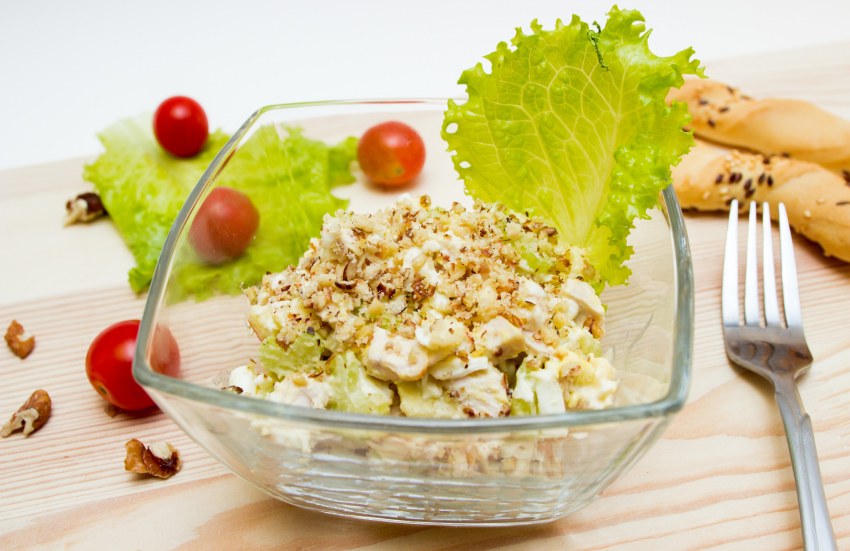 Салат с курицей и сельдереем грецкий орех
