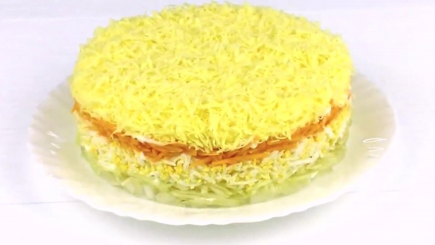 Салат нежный с яблоком и сыром и яйцом