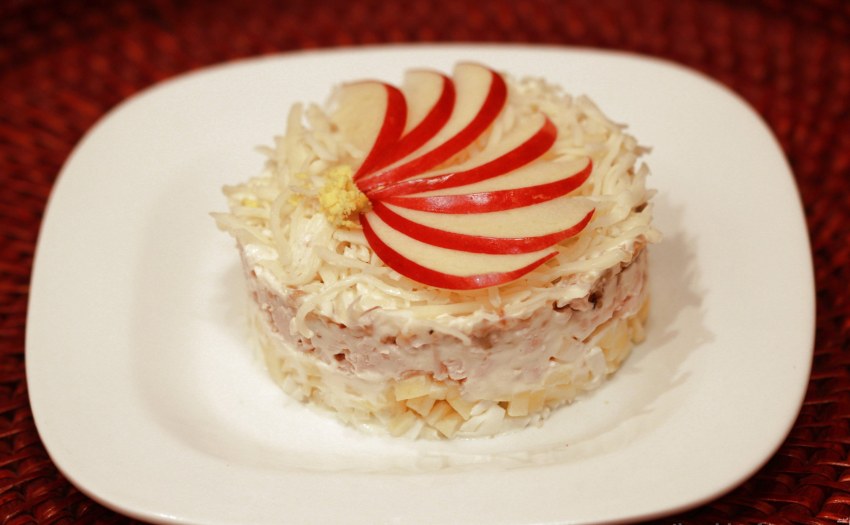 Слоеный салат с яблоком