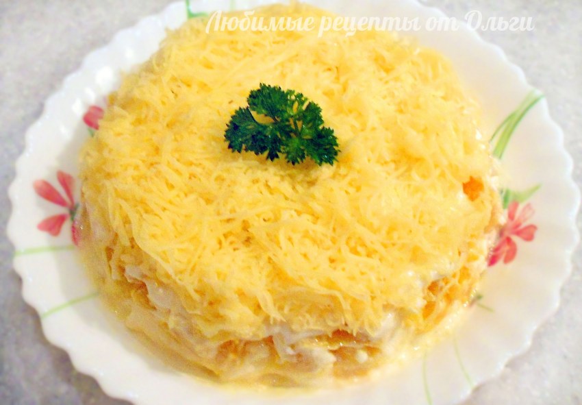 Салат нежный с яблоком и сыром и яйцом