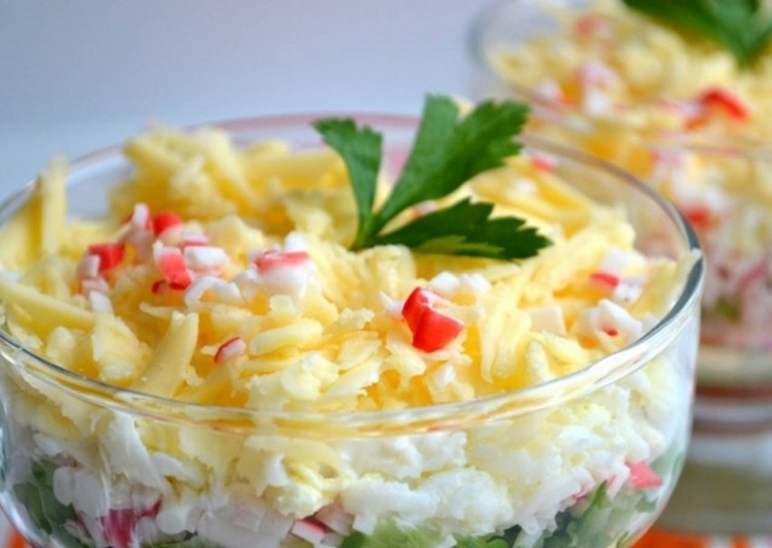 Слоеный салат с крабовыми палочками