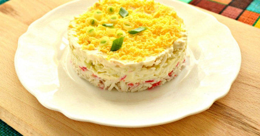 Салат с крабовыми палочками и яблоком