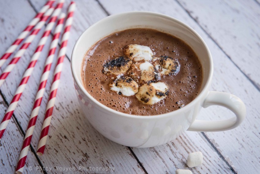 Горячий шоколад с маршмеллоу и корицей