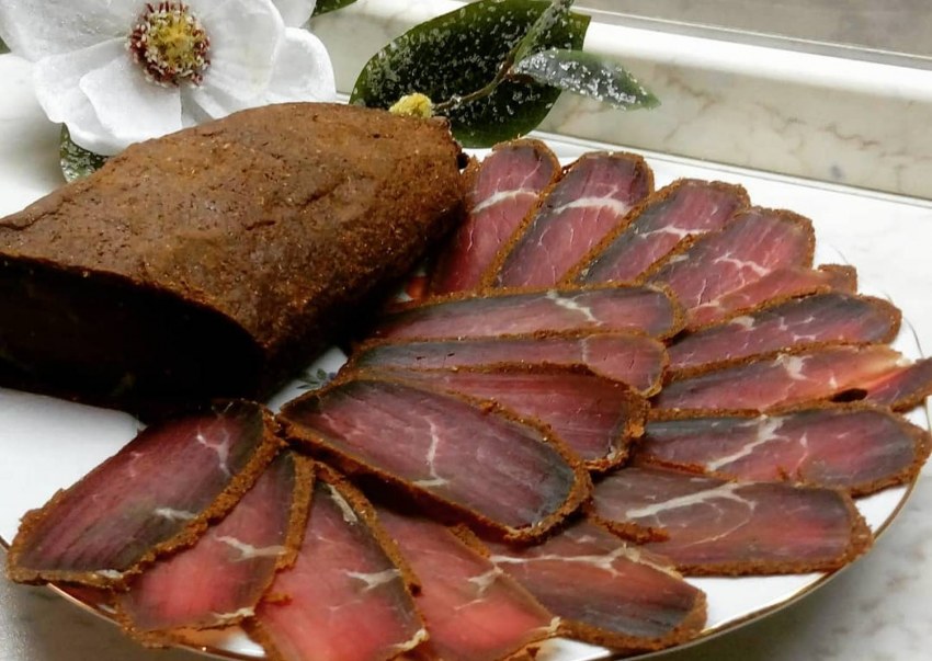 Мясные деликатесы бастурма сыровяленая