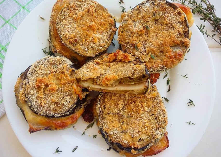 На дно формы выкладываем пленку потом жаренные баклажаны с нахлестом