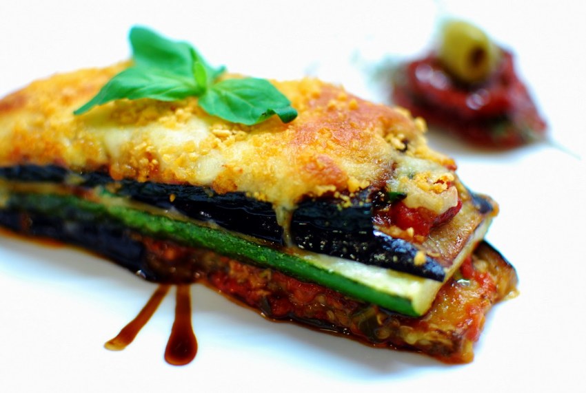 Запеченные баклажаны с грецкими орехами и чесноком