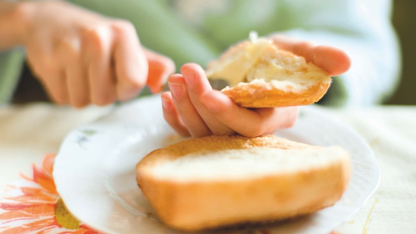 Намазывание масла на хлеб