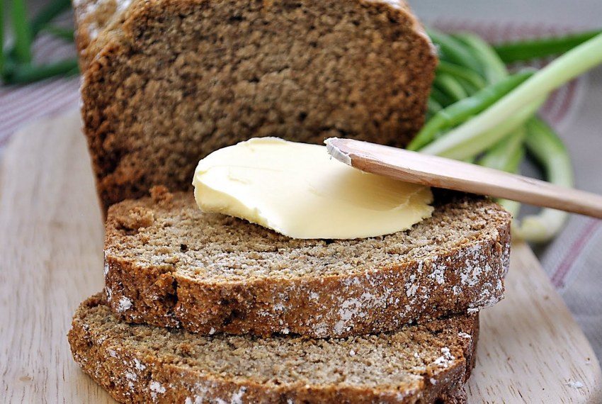 Сливочное масло на хлебе