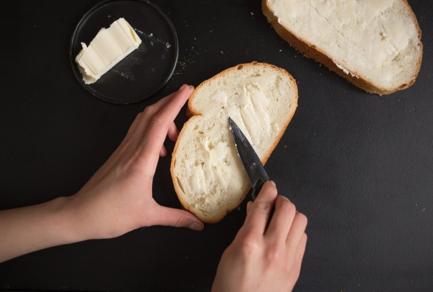 Сливочное масло на хлебе