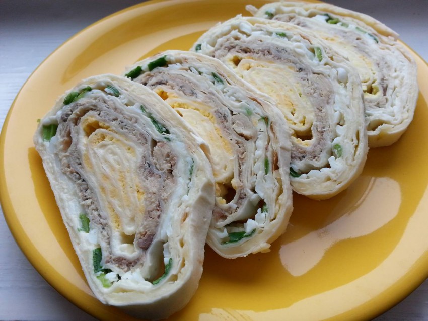 Рулет из лаваша с рыбными консервами