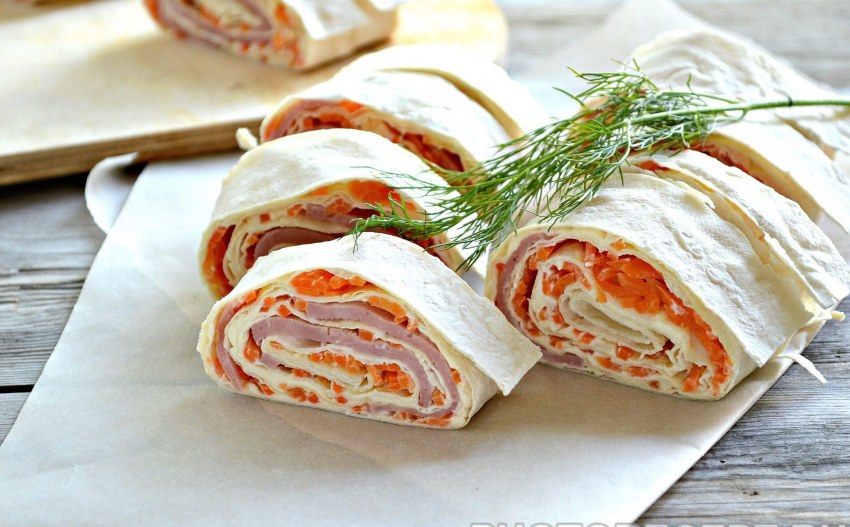 Рулет из лаваша с ветчиной и корейской морковкой
