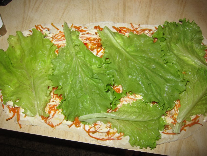 Лаваш с листьями салатными листьями